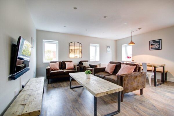 Study vs. Social Life: Finding the Perfect Balance in Your New Home